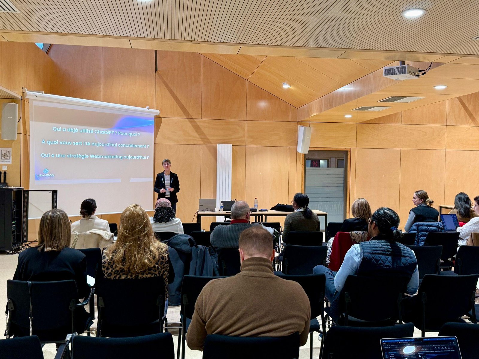 Cécilia Jeanson animant une conférence devant des dirigeants de l'Aube